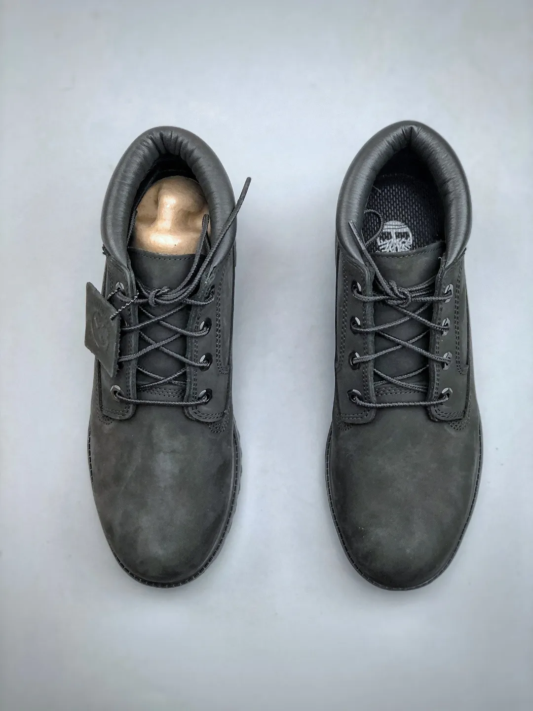 Local pick-up 💰600 available in stores [New product real shots] Dongguan original Y version #Men's and women's shoes true standard half size Dongguan OEM quality #Upgraded original 2025 version packaging box and accessories #Original last paper version data development version #Original Baoyuan injection machine #Three-line computer sewing lines are in line #Using the same source of imported first-layer frosted leather It has the function of resisting water splashing (all interiors are made of real leather materials!!) #Original consistent full nubuck leather collar #Anti-fatigue shock-absorbing honeycomb PU insole #Lightweight anti-slip rubber foam combination bottom ❗ The world's leading outdoor brand·Timberland/Timberland Fatigue Chukka Nubuck Boots classic outdoor short-cut all-match workwear Martin boots "Wheat Yellow Black" Size: Female 35.5 36 37 38 39 Male 39.5 40 41 42 43 44 (Leather shoe size: one size larger than sports shoes!) Original hardware molded shoelace buckle Newly upgraded top-notch craftsmanship Original OEM in Zhongshan Original imported waterproof leather Injection outsole Horizontal folding, dynamic water-repellent, original and consistent full nubuck leather collar, all-cow lining, brand new original packaging shoe box, exclusive supply in the market